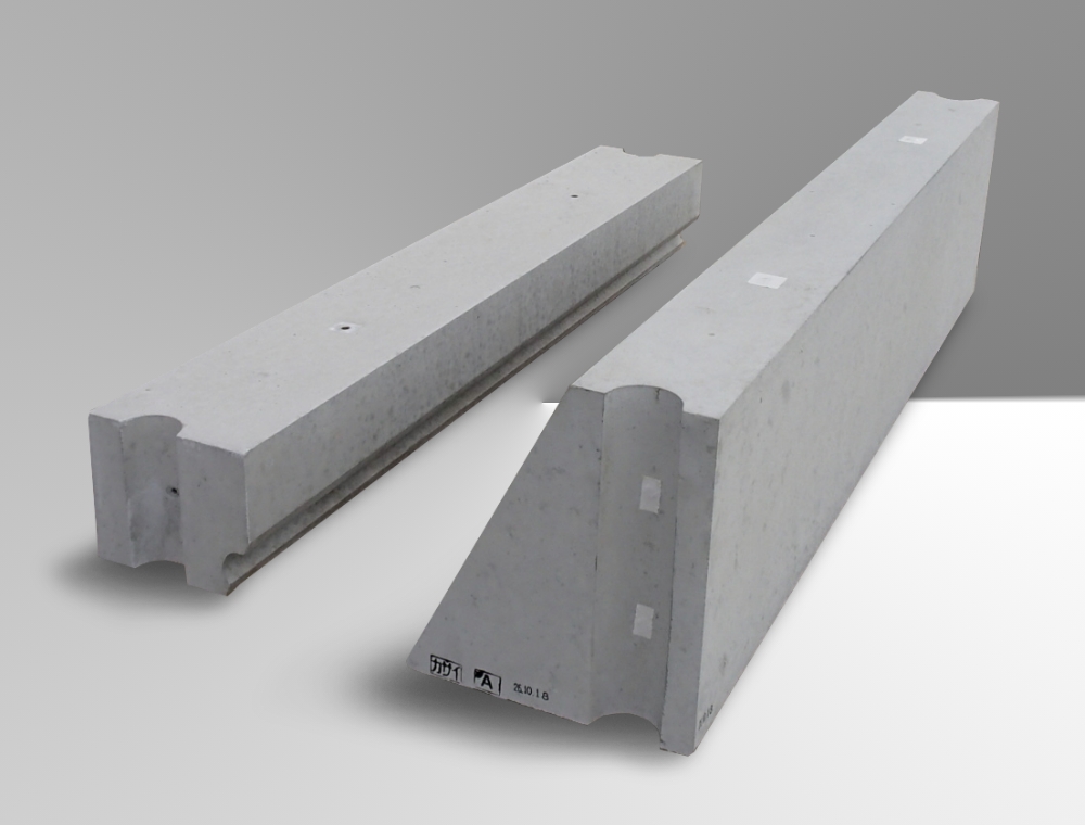 写真：ため池 基礎・天端ブロック