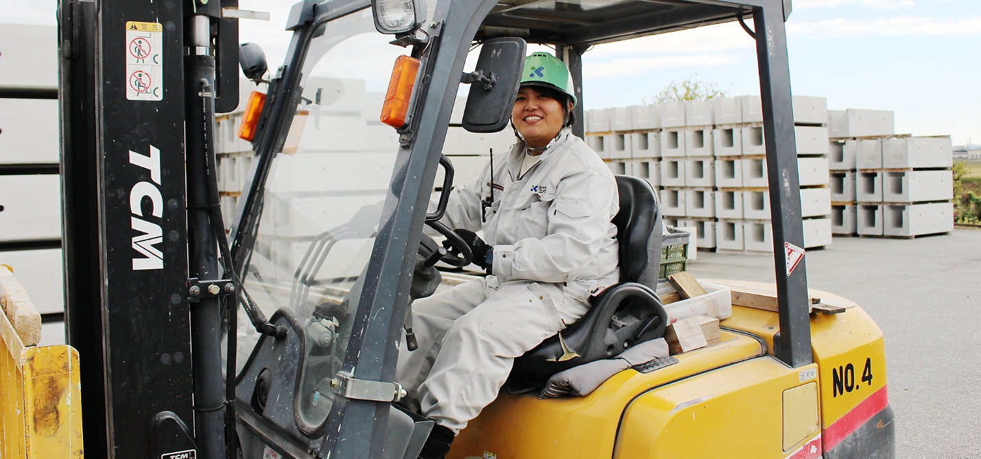 写真：電動フォークリフト